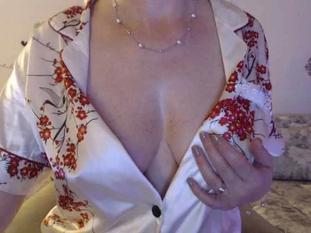 goodSnowQueen on BongaCams 