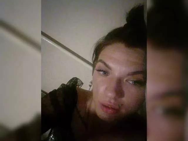 Laylay13 on BongaCams 