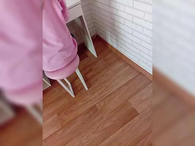 Niki233221 on BongaCams 