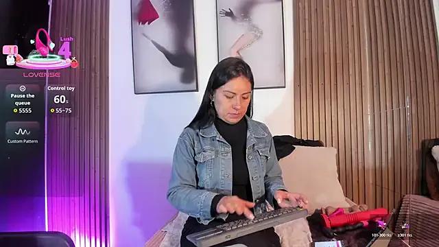 Ella_Rousse on StripChat 