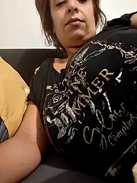 layan24 on StripChat 